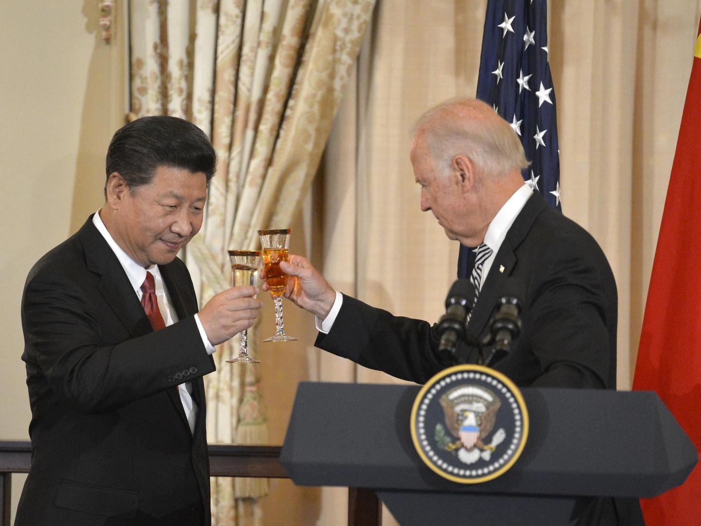 El presidente chino, Xi Jinping, brinda con el entonces vicepresidente, Joe Biden. (Reuters)