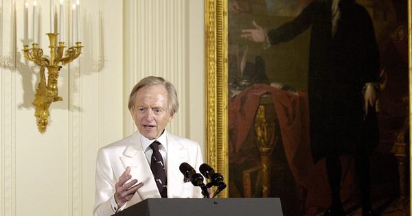 Foto: Tom Wolfe en la Casa Blanca en 2004. (EFE)