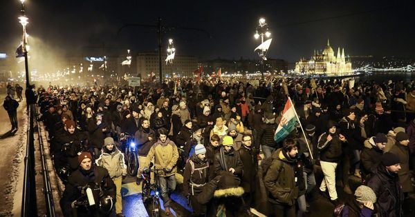 Foto: Miles de manifestantes protestan contra la reforma laboral en Budapest, el 16 de diciembre de 2018. (EFE)