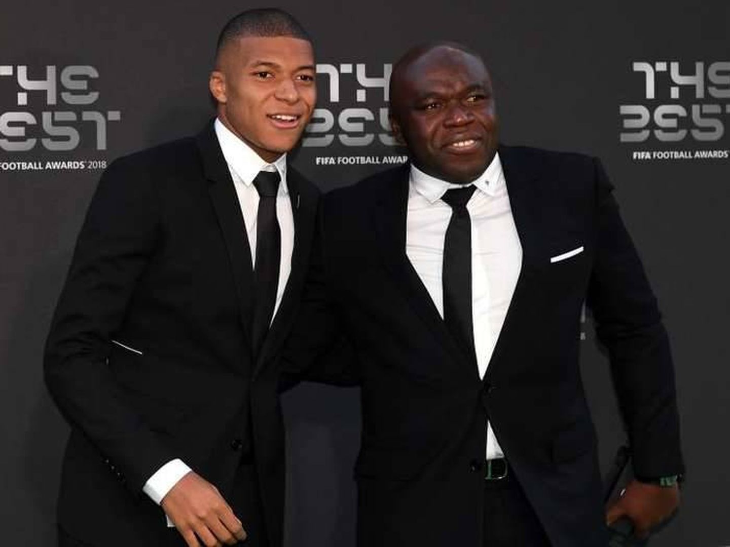Kylian Mbappé, con su padre, durante la gala de los premios The Best. (Reuters)