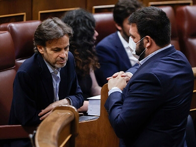 Foto de         UP presiona al PSOE para aplicar ya el impuesto a la banca y las eléctricas    