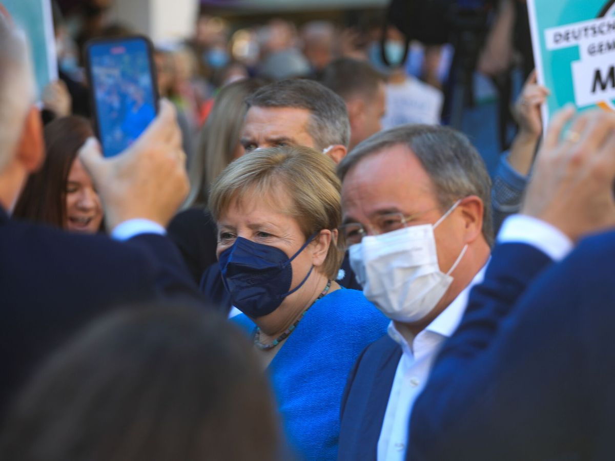 Foto: Merkel junto a su sucesor en CDU, Armin Laschet, cerrando la campaña. (EFE)
