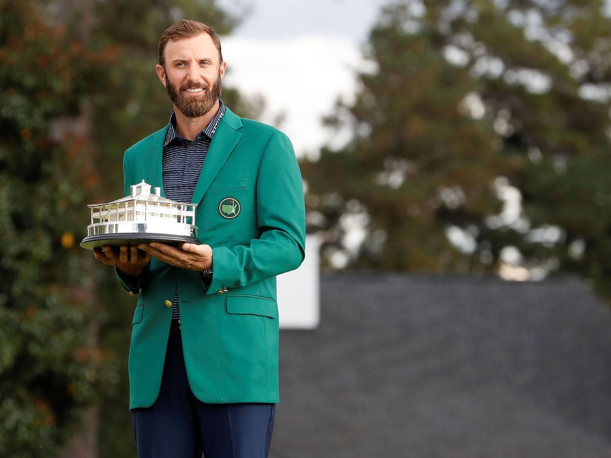 Foto: Dustin Johnson, con la chaqueta verde de Augusta, tras ganar el Masters en noviembre del año pasado. (Efe)