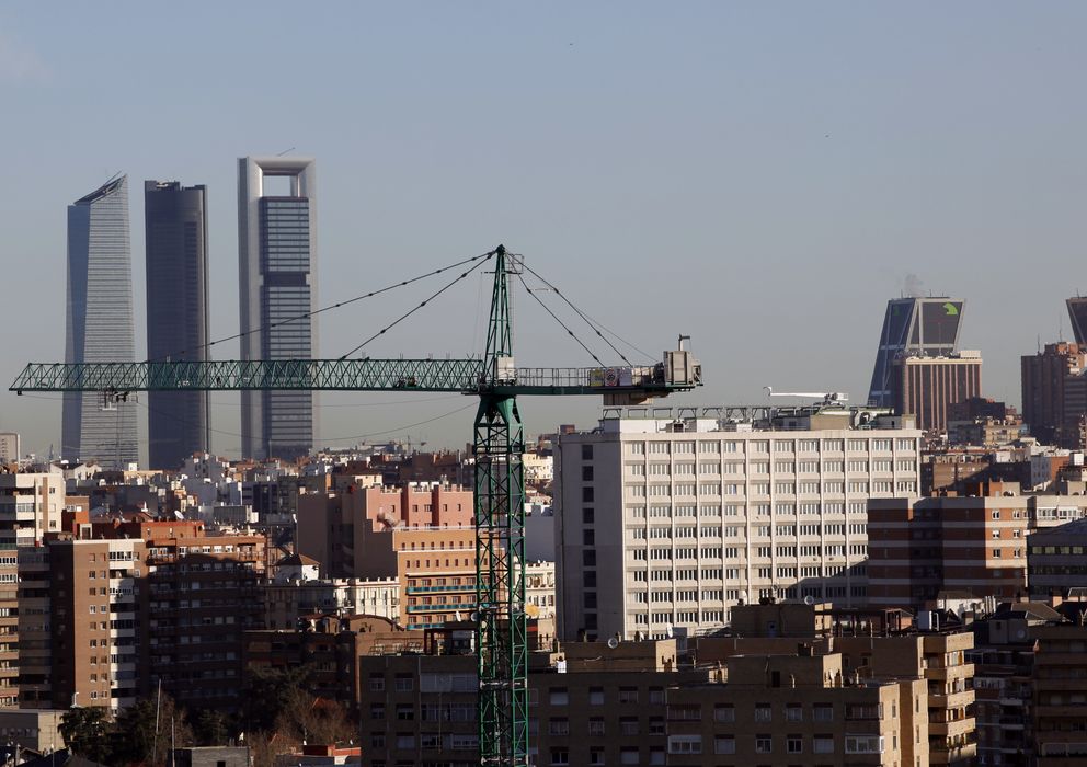 Foto: Vista del skyline de la ciudad de Madrid con una grúa al fondo (Reuters)