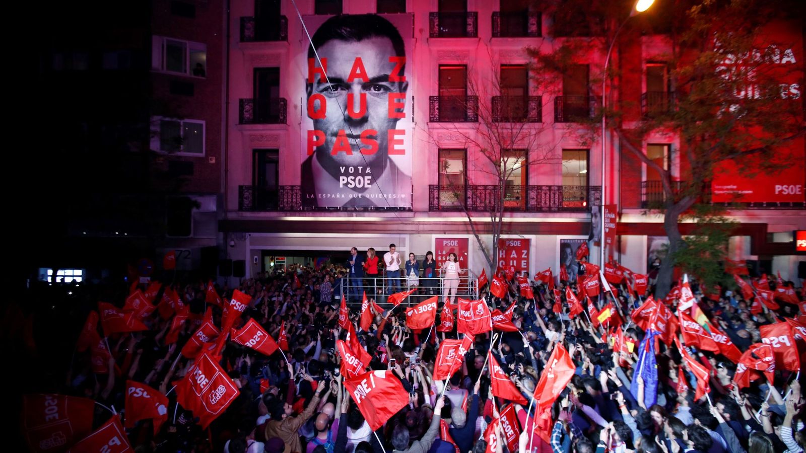 Foto: Celebración de la noche electoral en la sede socialista en Ferraz. (EFE)