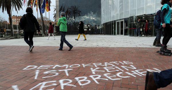 Foto: Pintada con la leyenda en alemán "La democracia no es un crimen" frente al consulado de Alemania en Barcelona, el 26 de marzo de 2018. (Reuters)