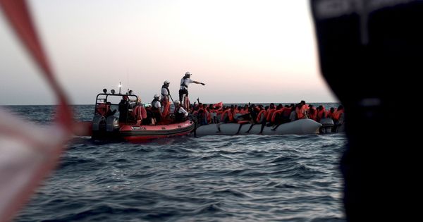 Foto: Fotografía facilitada por SOS Mediterranée del rescate en alta mar, en la madrugada del domingo 10 de junio, de parte de los 629 inmigrantes que ahora están en el barco Aquarius. (EFE)