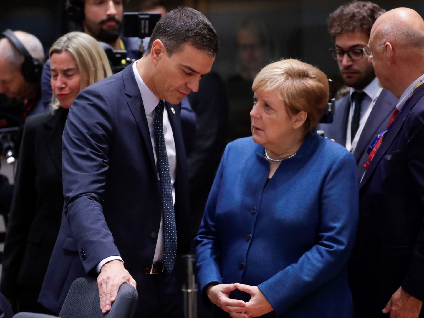 Pedro Sánchez y la canciller alemana, Angela Merkel, el pasado 18 de octubre en Bruselas. (Reuters)