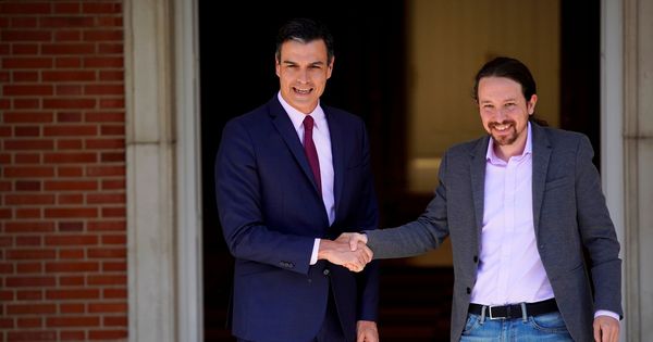 Foto: Foto de archivo de la reunión en mayo entre Pedro Sánchez y Pablo Iglesias. (Reuters)