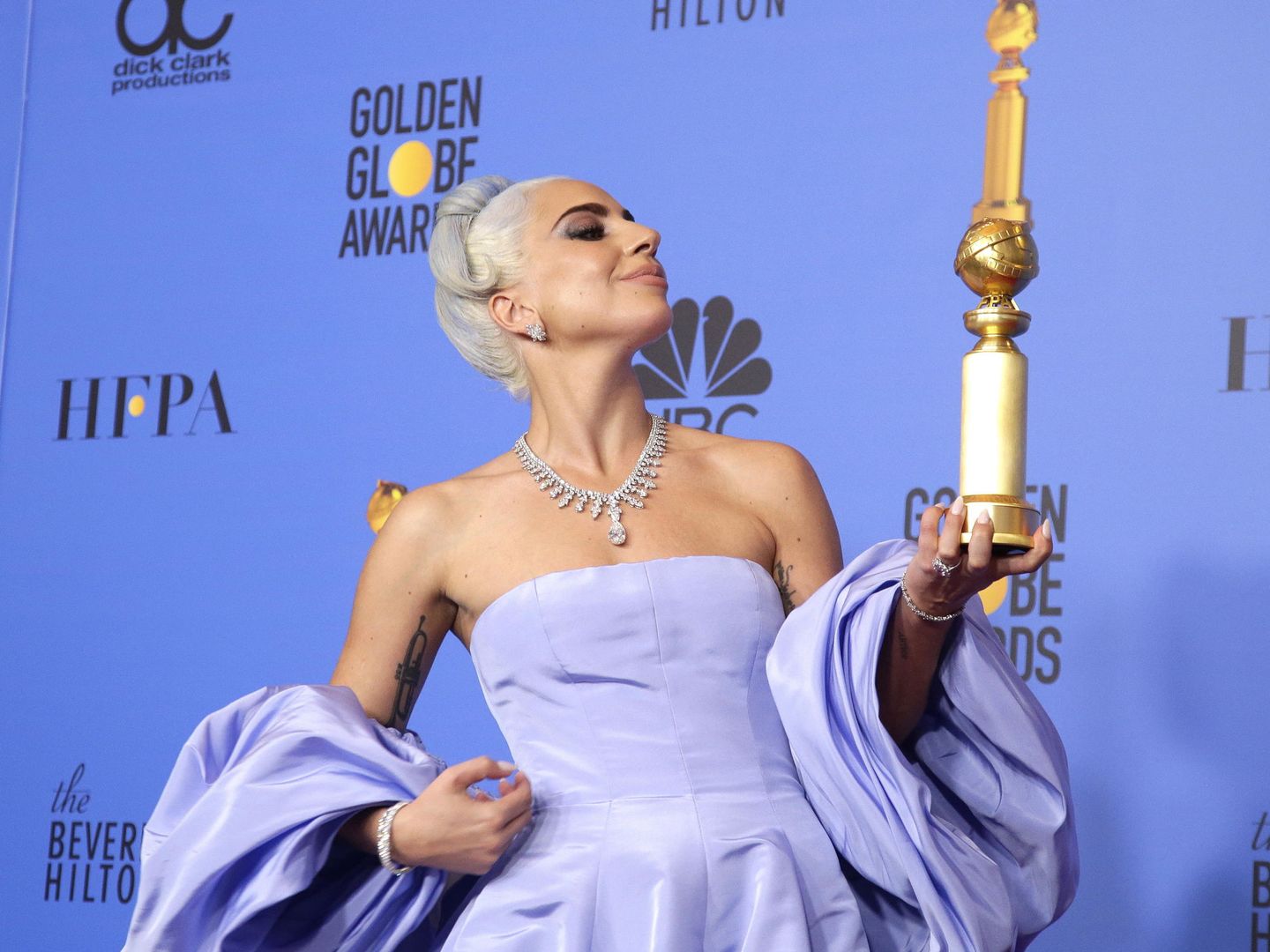 Gaga posa con el Globo de Oro a la mejor canción, 'Shallow'. (EFE)