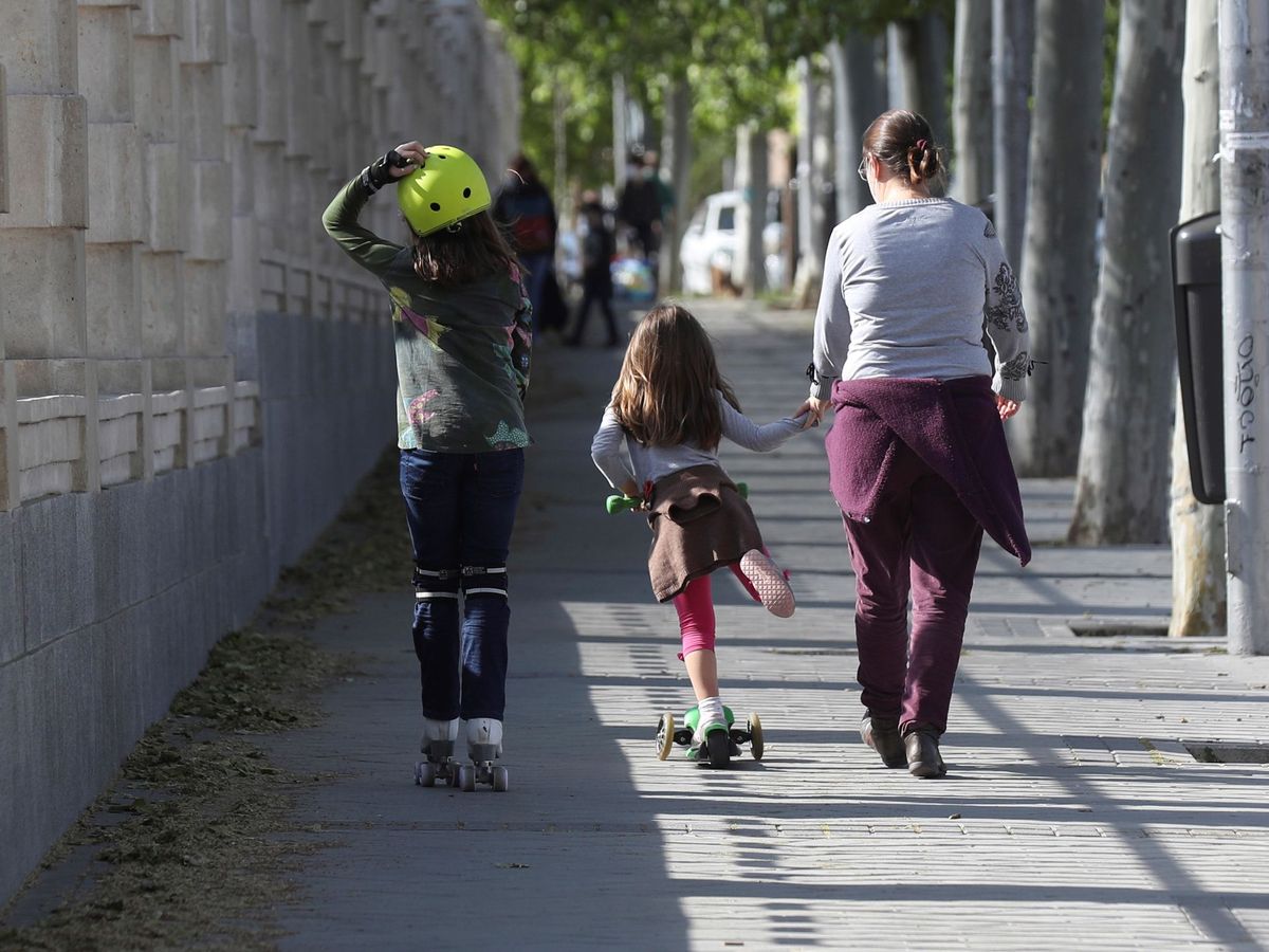 Foto: Niños paseando en Madrid. (EFE)