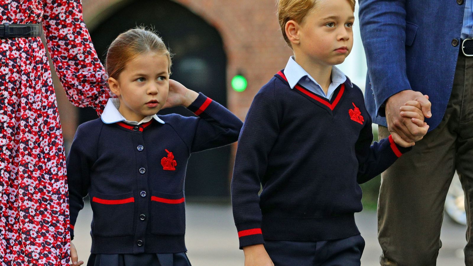 Foto: Charlotte y George de Cambridge, en su primer día de colegio. (Reuters)