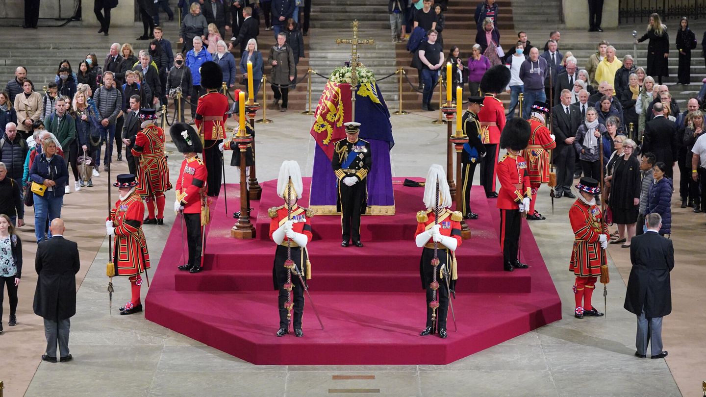 El público desfila frente al féretro mientras los hijos de la reina velan su cuerpo. (Reuters)