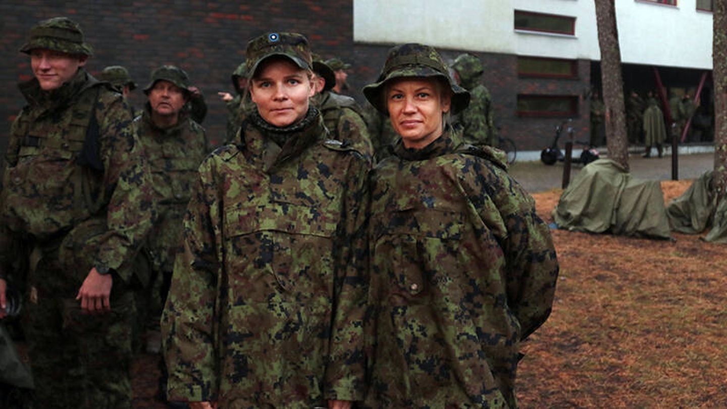 Johanna Lamp y Kathy Uhtjärv, dos voluntarias de la Liga de Defensa de Estonia. (Mónica Redondo)