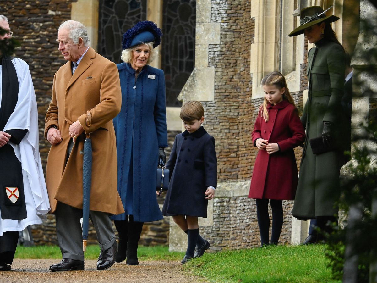 Foto: Carlos III, Camila, Louis, Charlotte y Kate Middleton, en el servicio religioso del día de Navidad. (Reuters/Toby Melville)