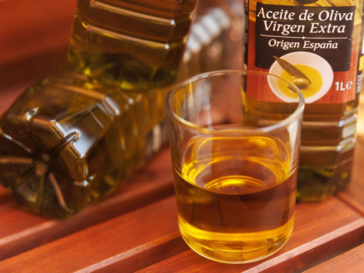 Foto: Así se lee una etiqueta de aceite de oliva para saber lo que estás comprando. (Europa Press/Eduardo Parra)