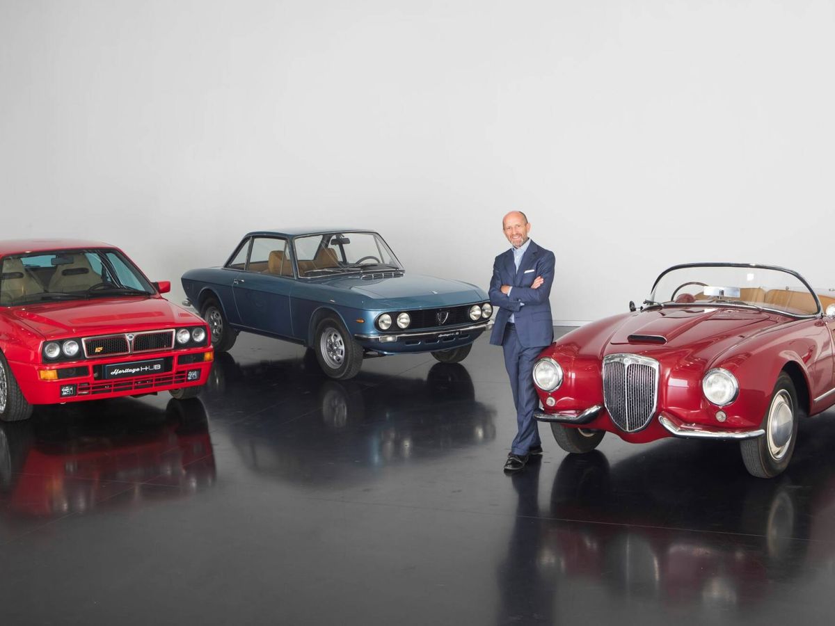 Foto: Luca Napolitano, principal responsable de Lancia en esta nueva etapa, junto a tres coches míticos de la marca italiana.