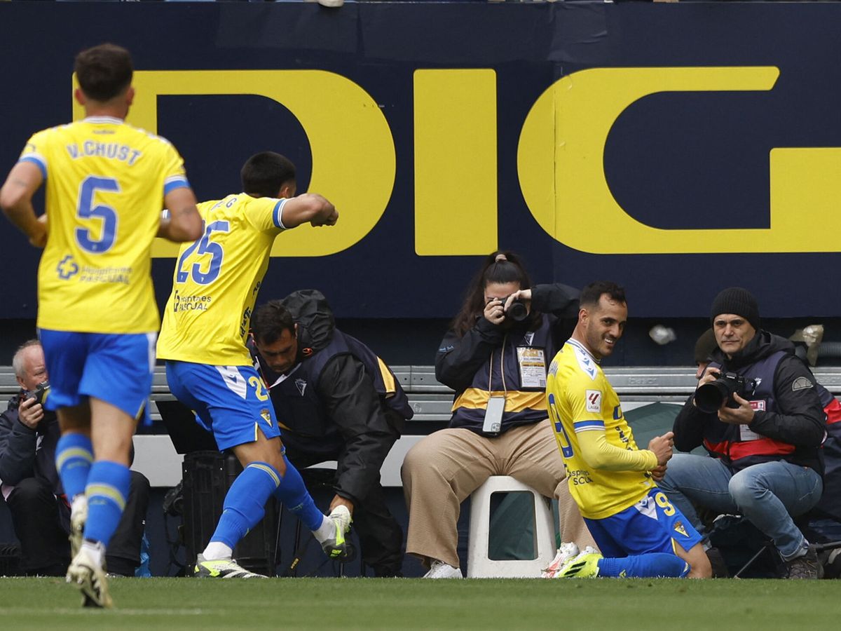 Foto: Juanmi marcó los dos goles del Cádiz. (Reuters/Marcelo del Pozo)