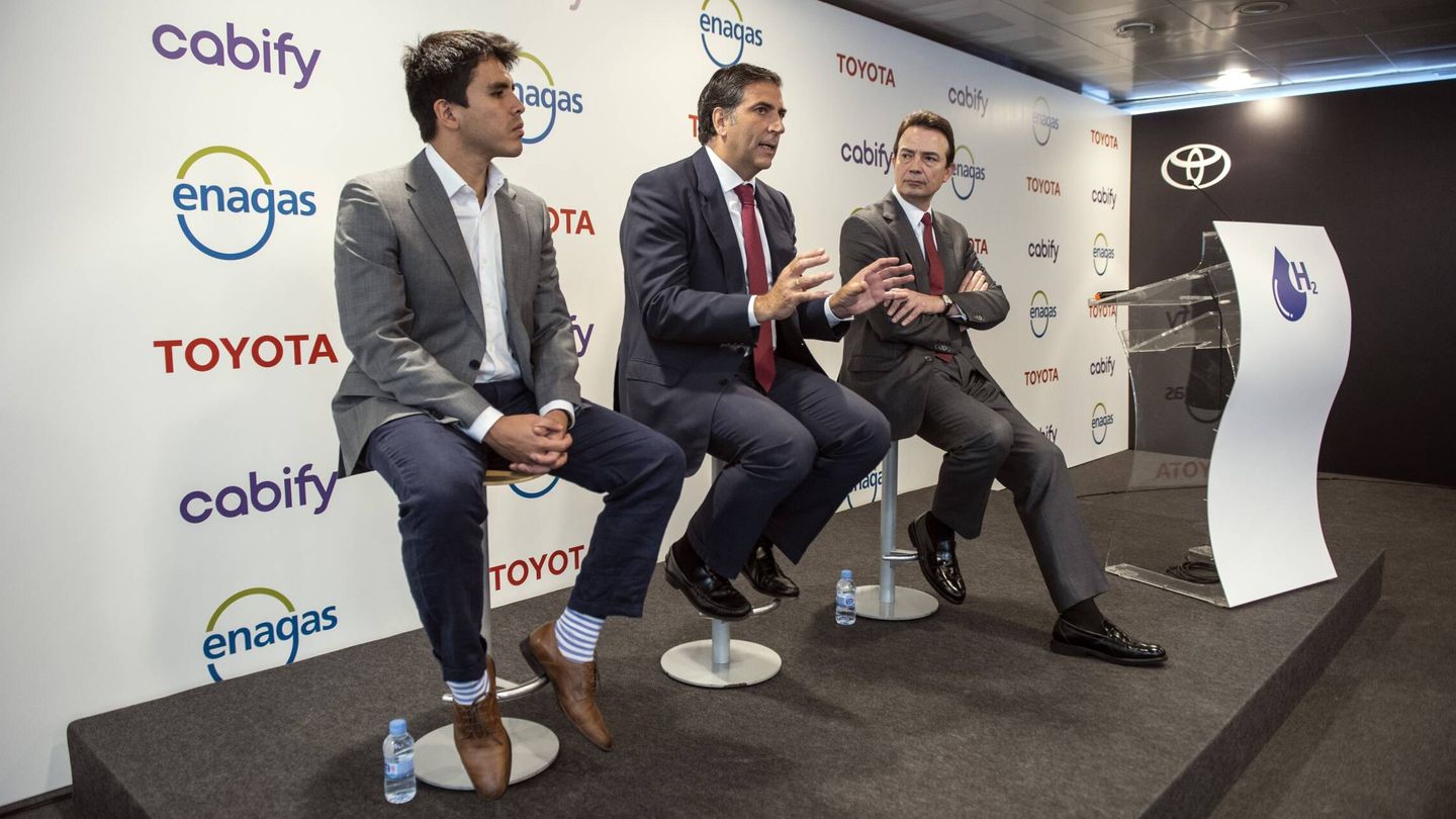 De izquierda a derecha, Daniel Bedoya (Cabify), Miguel Carsi (Toyota) y Arturo Gonzalo (Enagás).