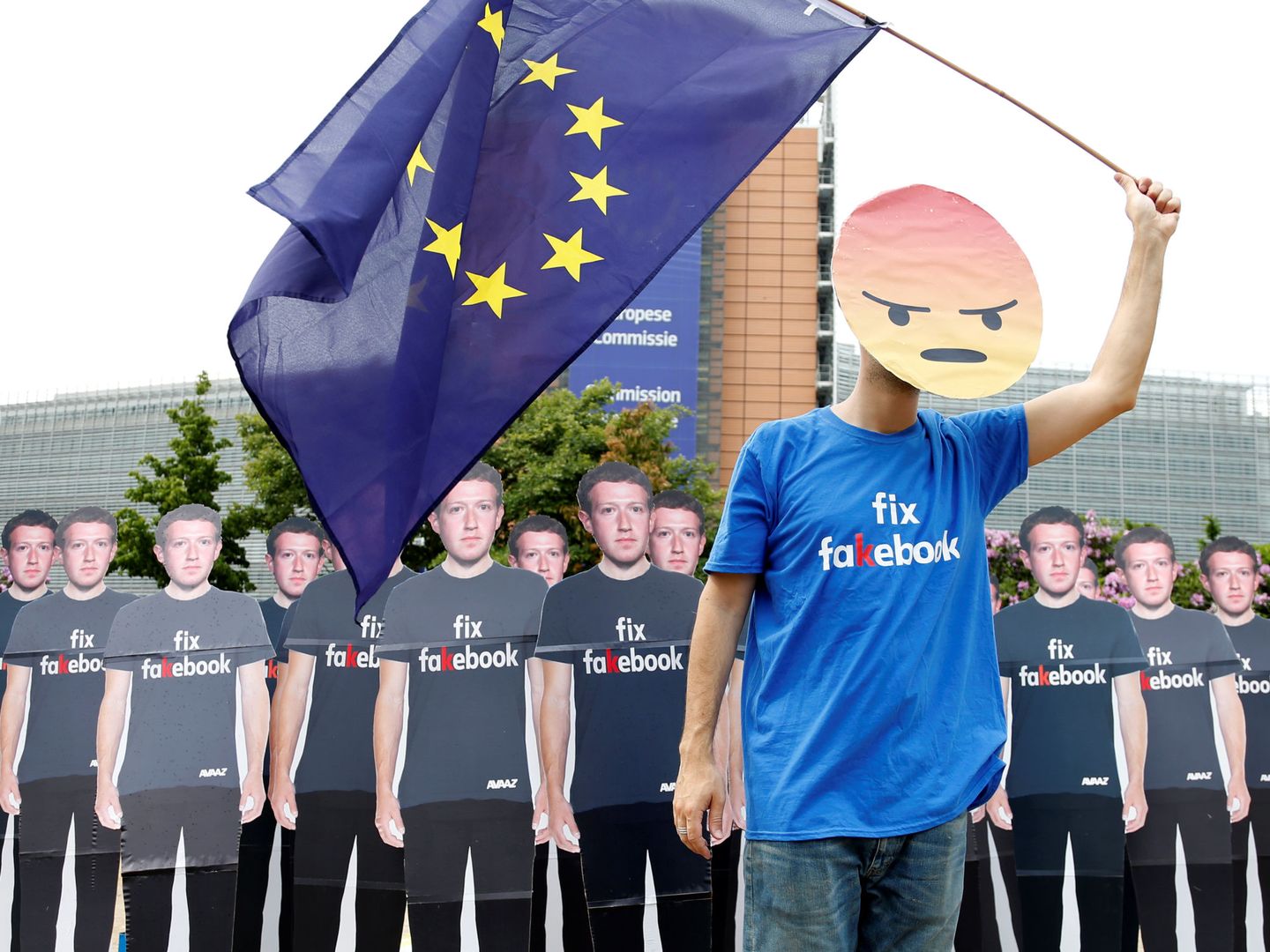Protesta contra el fundador de Facebook en Bruselas (Reuters)