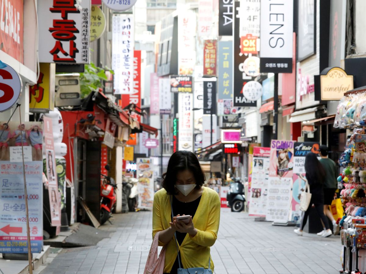 Foto: Una mujer pasea en Seúl. (Reuters)