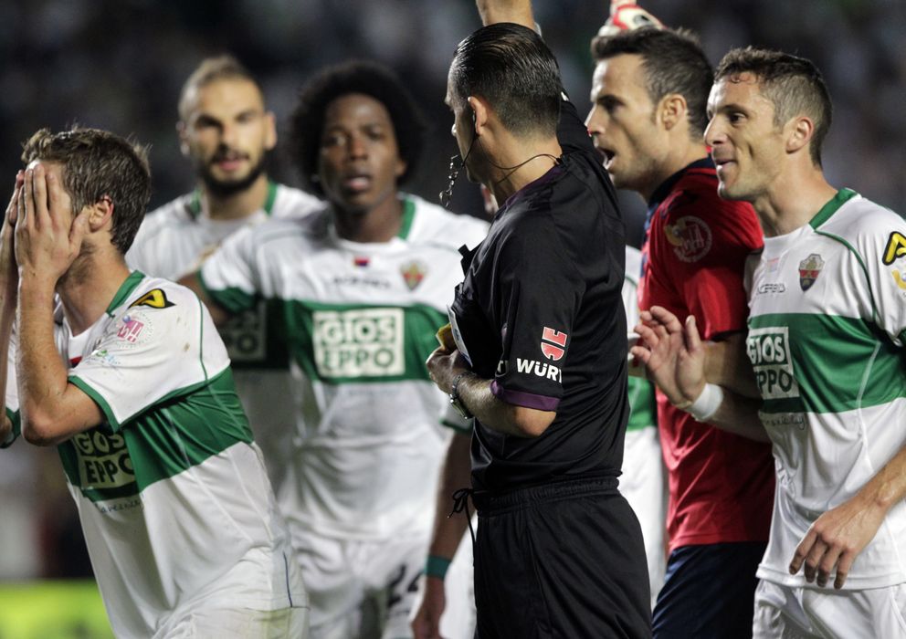 Foto: Momento en el que Muñiz Fernández señala el penalti a favor del Real Madrid.