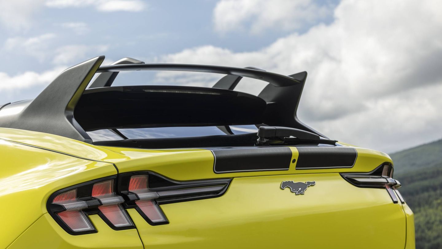 El alerón posterior no es precisamente discreto ni sencillo, y se inspira en el Focus RS.