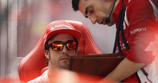 Foto: Fernando Alonso mirando la telemetría junto a su ingeniero Andrea Stella en 2012 (Reuters)