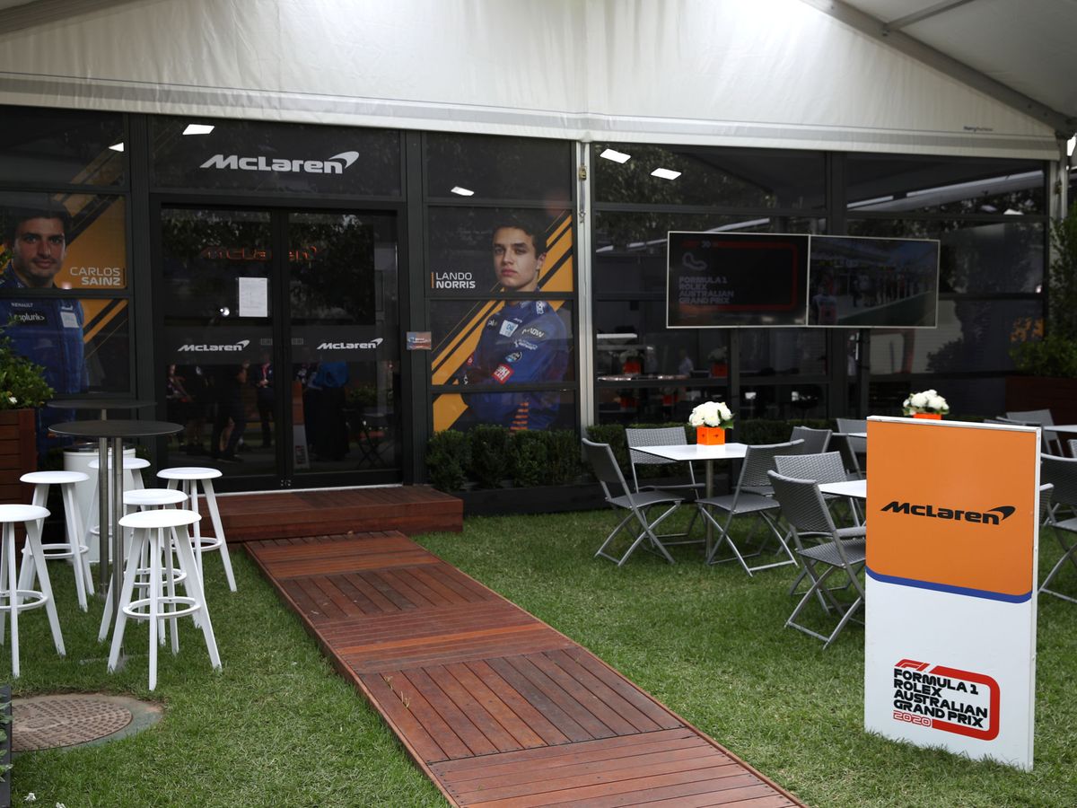 Foto: El area de McLaren en el paddock vacía a horas de comenzar el fin de semana. (Reuters)
