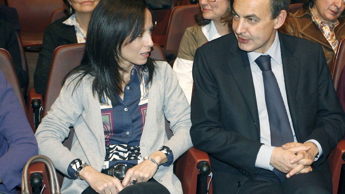 José Luis Rodríguez Zapatero, junto a la entonces ministra de Vivienda, Beatriz Corredor, en 2009. (EFE)