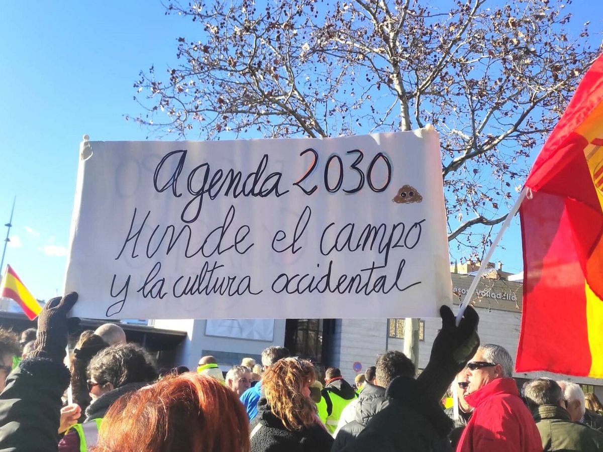 Foto: Una mujer sostiene un cartel contra la Agenda 2030. (E. Z.)