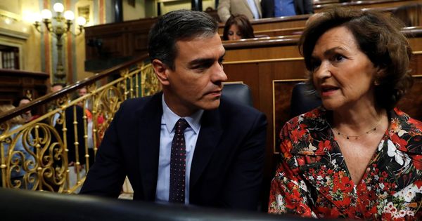 Foto: El presidente del Gobierno, Pedro Sánchez, conversa con la vicepresidenta del Ejecutivo, Carmen Calvo. (EFE)