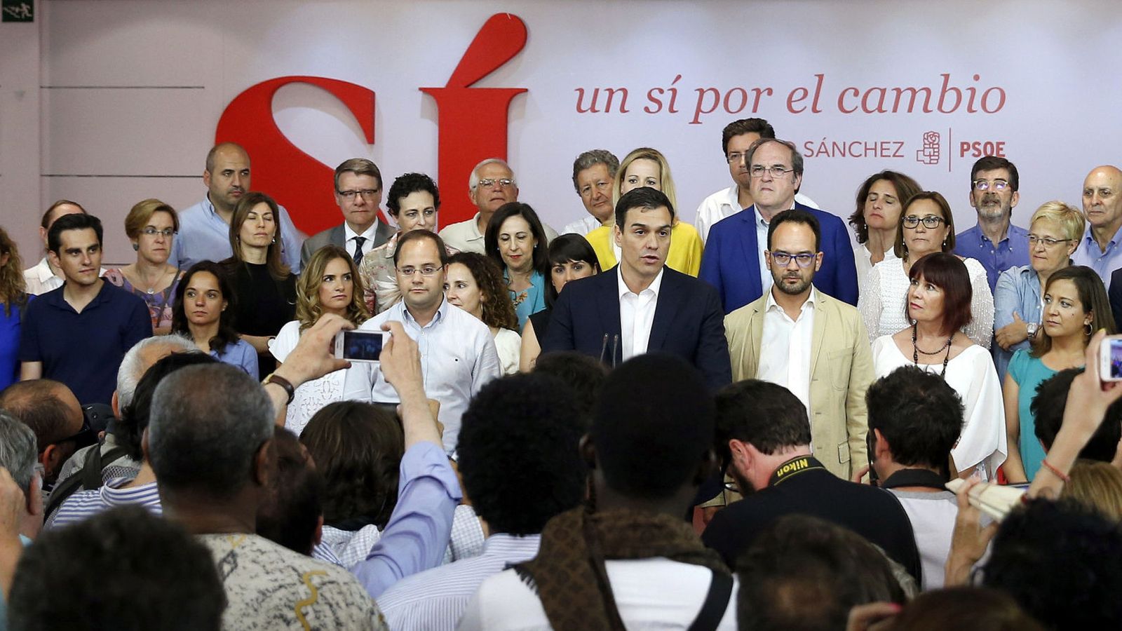 Foto: El secretario general del PSOE, Pedro Sánchez (c), durante su comparecencia ante los medios en la sede del partido. (EFE)