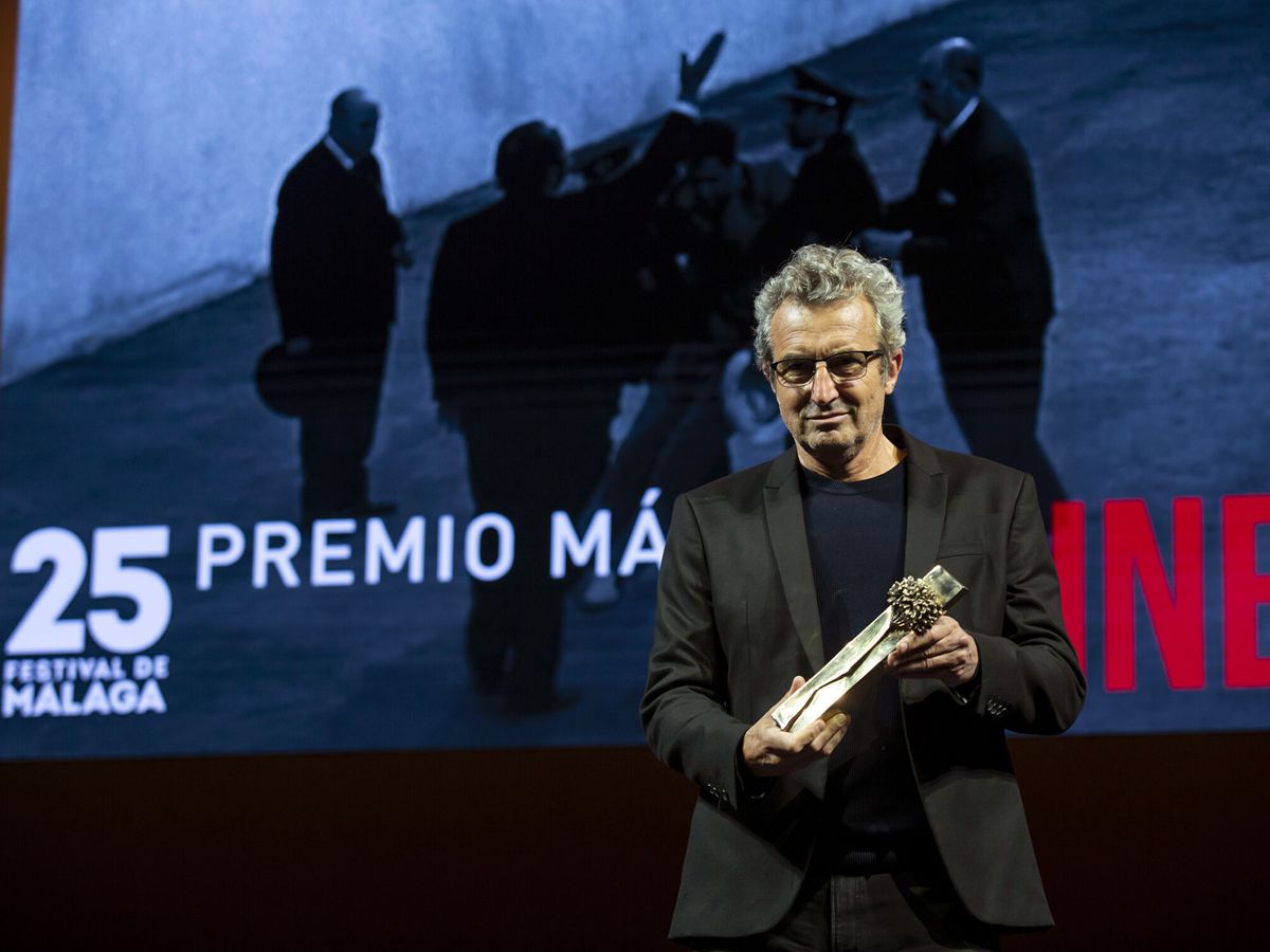 Foto: El presidente de la Academia de Cine, Mariano Barroso, recoge el premio en Málaga (EFE Daniel Pérez)