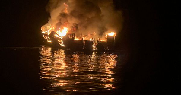 Foto: El navío incendiado. (Reuters)