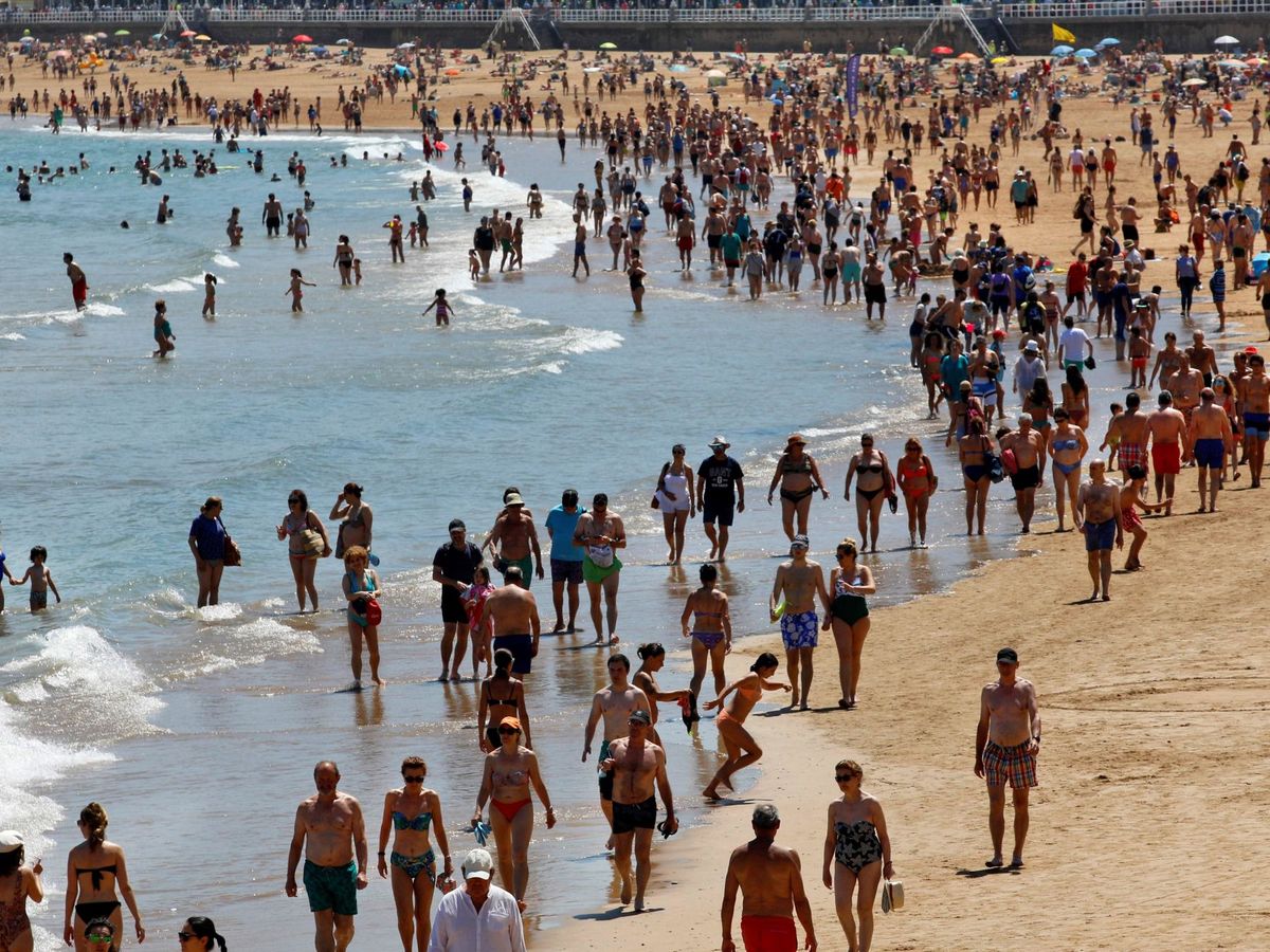 Foto: Playa de San Lorenzo, en Gijón, llena de bañistas esta semana. (EFE)