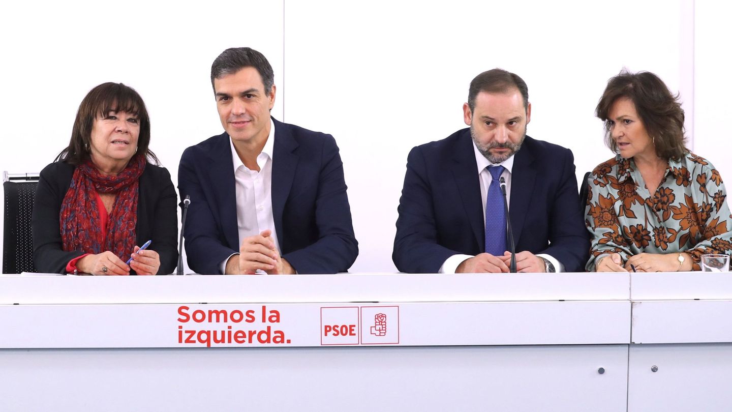 Pedro Sánchez, junto a Cristina Narbona, presidenta del PSOE (i), y los secretarios de Organización e Igualdad, José Luis Ábalos y Carmen Calvo (d), el 11 de octubre de 2017 en Ferraz. (EFE)