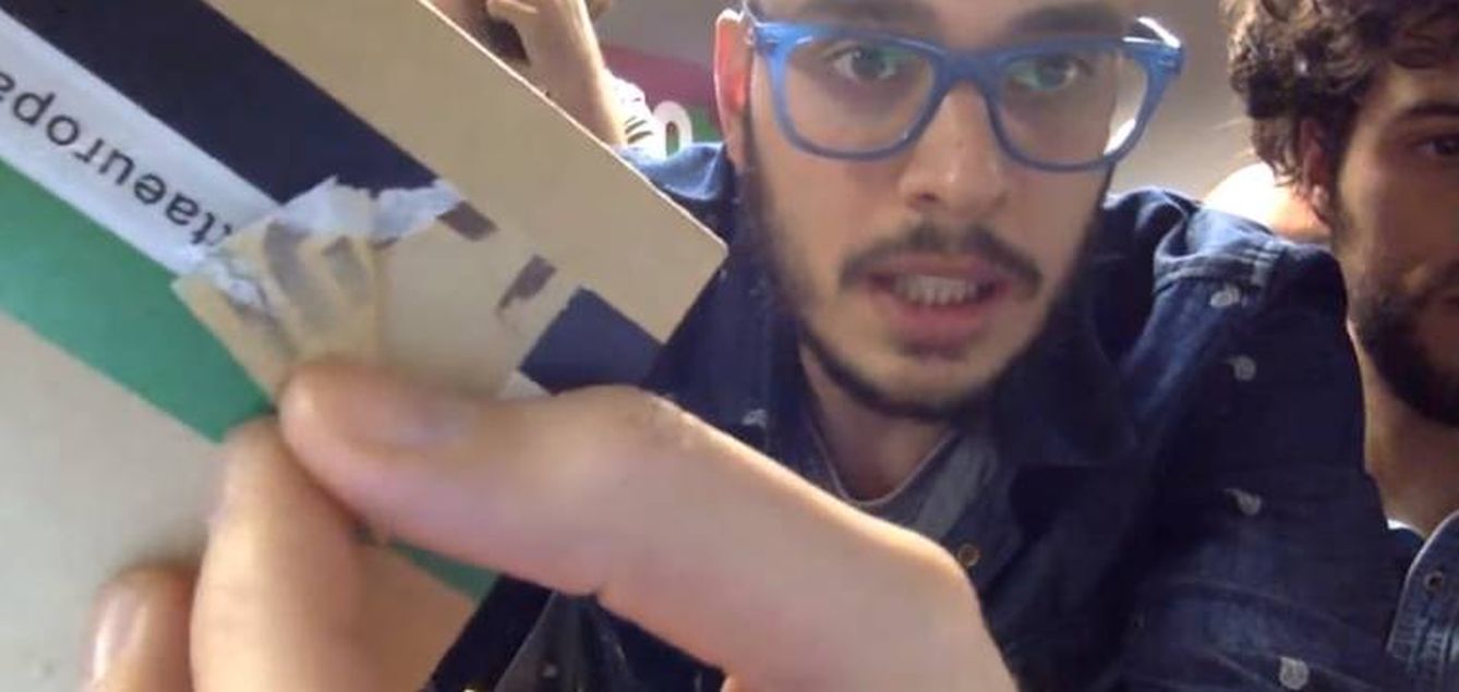 Fernando Nieto, presentador en la radio pública extremeña, muestra la caja del móvil Zetta de Dario Agudo que, en realidad, es una caja de Xiaomi.