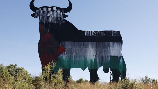 Foto de Toro de Osborne pintado con la bandera palestina