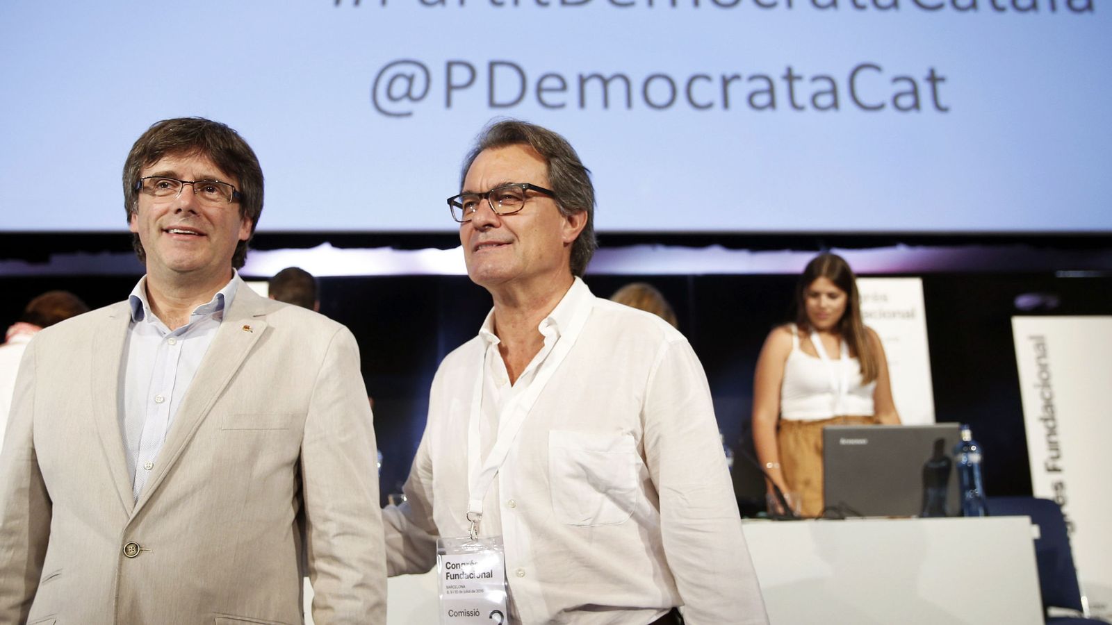 Foto: Artur Mas y el presidente de la Generalitat, Carles Puigdemont, al término del Congreso Fundacional de la nueva ConvÈrgencia. (EFE)