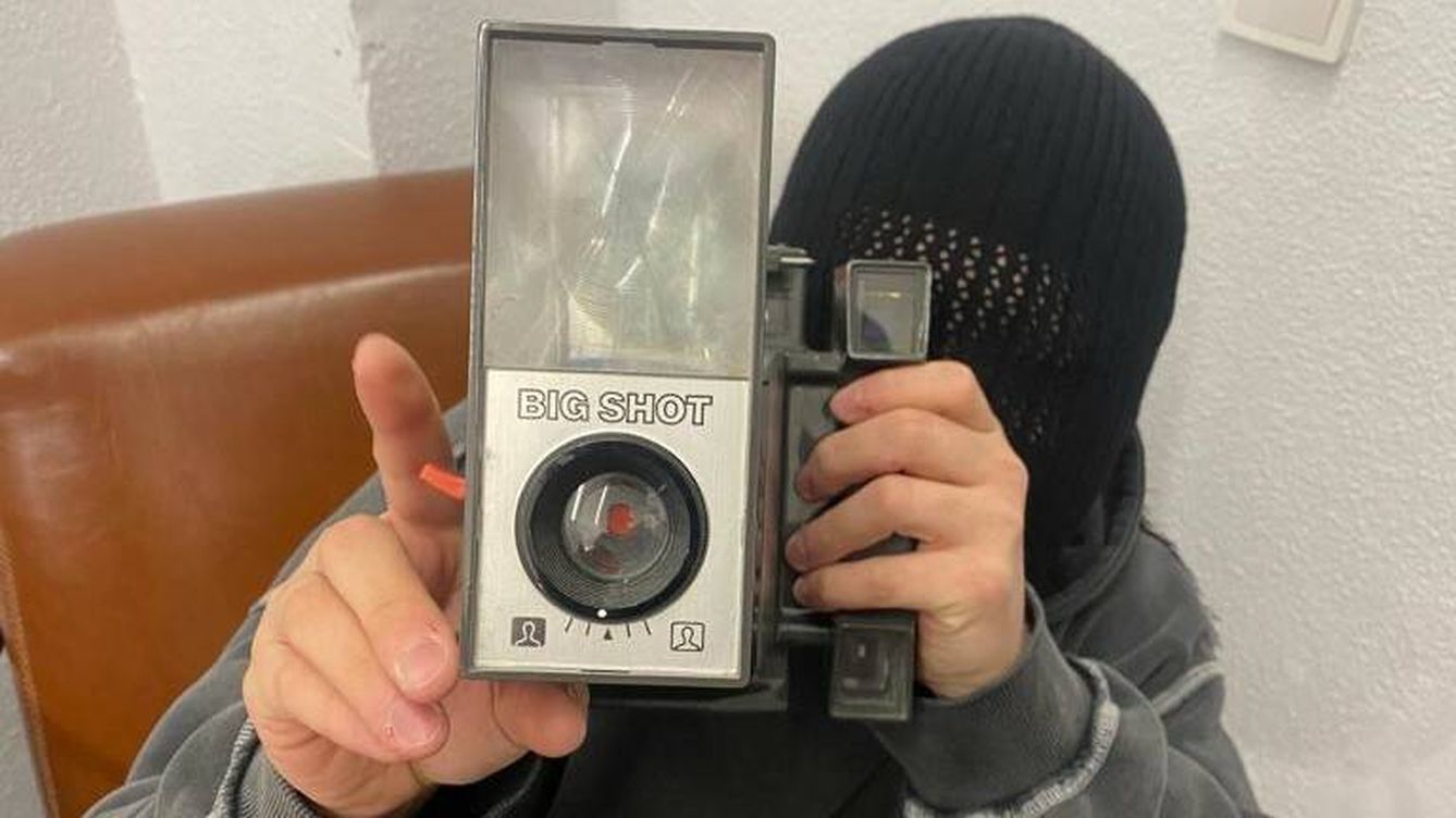 Foto: Stillz y la cámara con la que ha capturado 1.500 polaroids. (Cedida)