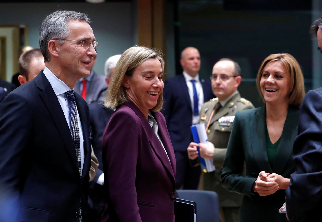 El secretario general de la OTAN Jens Stoltenberg, la jefa de la diplomacia europea Federica Mogherini y la entonces ministra de Defensa de España Maria Dolores Cospedal durante una reunión de defensa europea en Bruselas, en noviembre de 2017. (EFE)