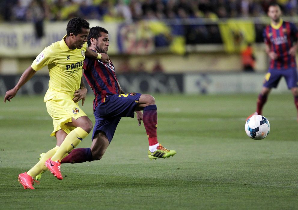 Foto: Dani Alves, durante el partido Villarreal-Barcelona (Reuters)