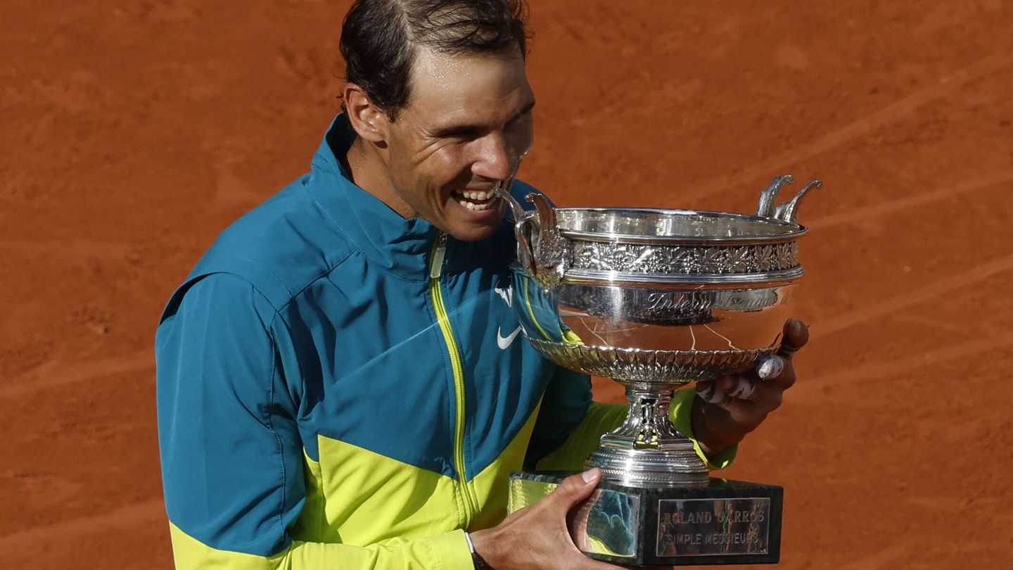 Tennis - French Open - Roland Garros, Paris, France - June 5, 2022 Spain's Rafael Nadal bites the trophy to celebrate after winning the men's singles final against Norway's Casper Ruud REUTERS Gonzalo Fuentes