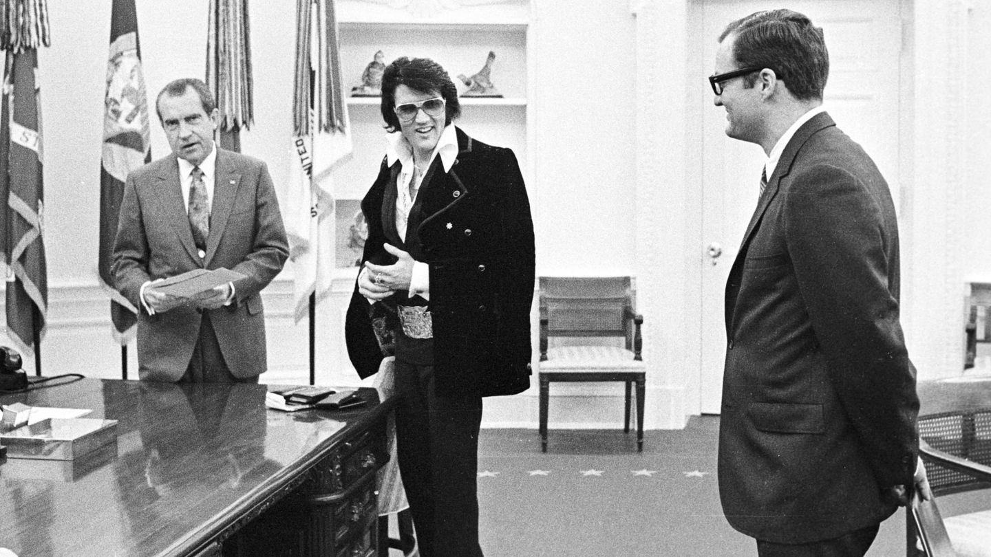  Nixon y Elvis charlan bajo la atenta mirada de Krogh. (Getty)
