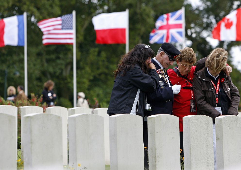 Foto: Un veterano canadiense de la Segunda Guerra Mundial en el cementerio de Dieppe, Francia (Reuters).