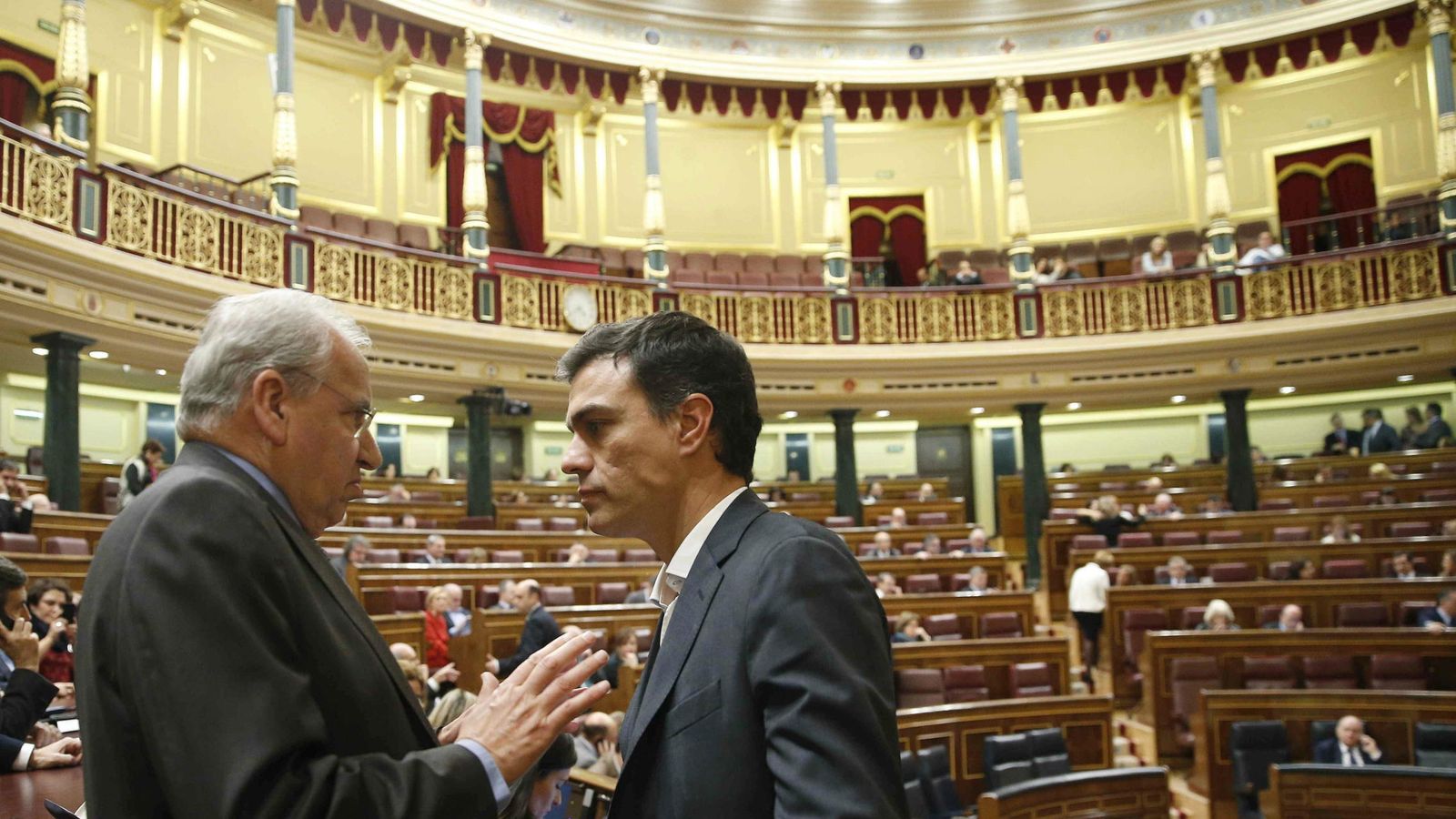 Foto: El diputado socialista Alfonso Guerra (i) conversa con el líder del PSOE, Pedro Sánchez. (EFE)
