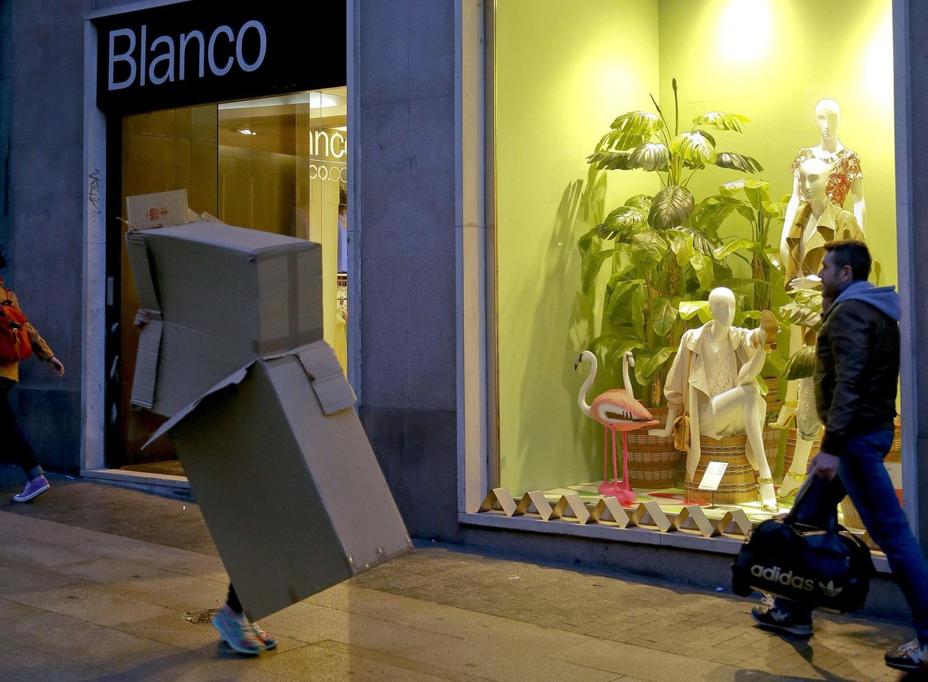Escaparate de una tienda del grupo situada en el centro de Madrid. (EFE)