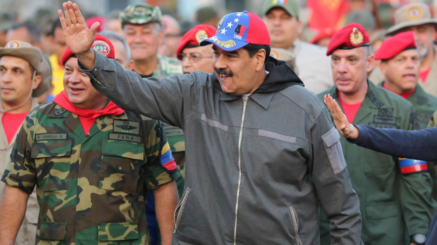 Nicolás Maduro pasea por Caracas. (Reuters)
