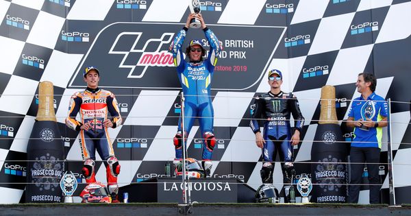 Foto: El podio de MotoGP en el Gran Premio de Gran Bretaña con Marc Márquez (i), Álex Rins (c) y Maverick Viñales (d). (Reuters)